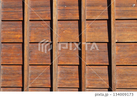 伝統的な木造家屋の板壁と縦格子がつくる木目テクスチャ背景 伝統的な木造家屋の板壁と縦格子がつくる木目テクスチャ背景 134009173