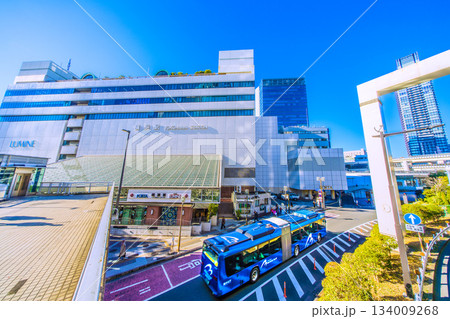 日本の横浜都市景観 横浜駅やJR横浜タワー、ベイサイドブルー、ザ・ヨコハマフロントタワーなどを望む 日本の横浜都市景観 横浜駅やJR横浜タワー、ベイサイドブルー、ザ・ヨコハマフロントタワーなどを望む 134009268