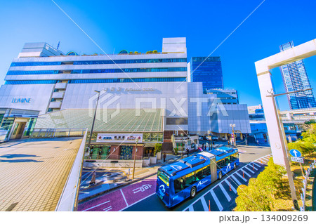 日本の横浜都市景観 横浜駅やJR横浜タワー、ベイサイドブルー、ザ・ヨコハマフロントタワーなどを望む 日本の横浜都市景観 横浜駅やJR横浜タワー、ベイサイドブルー、ザ・ヨコハマフロントタワーなどを望む 134009269