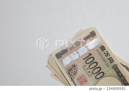 無造作に置いた1万円札 134009591