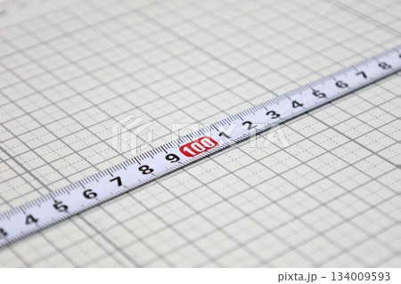 巻き尺で長さを測る 巻き尺で長さを測る 134009593