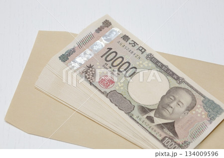 1万円札と封筒 134009596