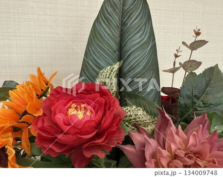 お正月っぽい赤い花の造花アレンジメント 134009748