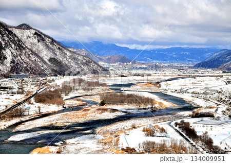 上田市より千曲川沿いに坂城町、上山田温泉方面を望む(長野県坂城町、千曲市)【2023.2】 134009951