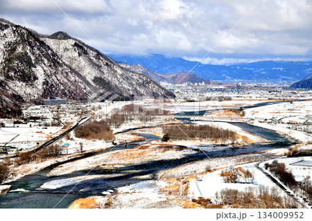 上田市より千曲川沿いに坂城町、上山田温泉方面を望む(長野県坂城町、千曲市)【2023.2】 上田市より千曲川沿いに坂城町、上山田温泉方面を望む(長野県坂城町、千曲市)【2023.2】 134009952