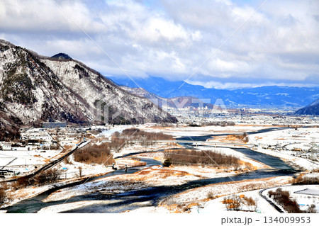 上田市より千曲川沿いに坂城町、上山田温泉方面を望む(長野県坂城町、千曲市)【2023.2】 134009953