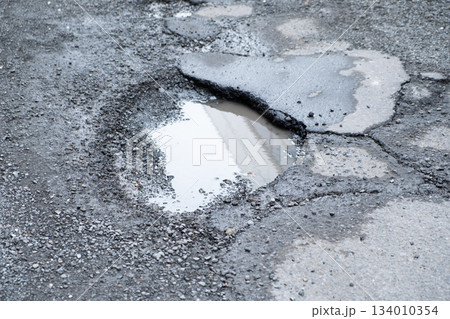 補修が必要なアスファルトの道路 (インフライメージ) 補修が必要なアスファルトの道路 (インフライメージ) 134010354