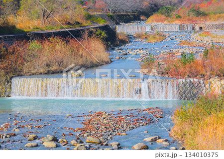 松川を彩る秋景と段々の小滝 ― 遠刈田温泉の紅葉風景 134010375
