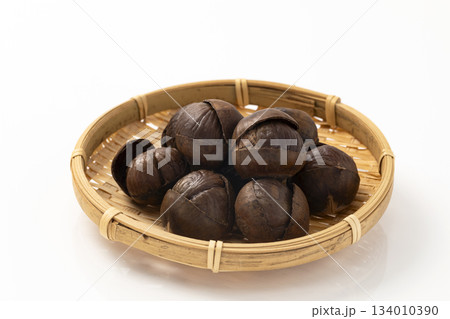 ざるに盛った焼き栗 134010390