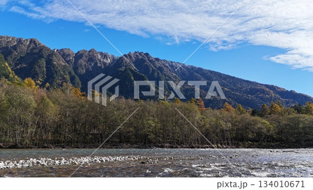 梓川の清流と山肌の紅葉│上高地 雄大な山岳風景と秋の森│広大な河原と木々のコントラスト 134010671