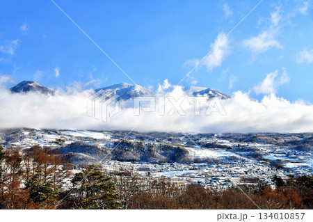 小諸市側より浅間連峰/浅間山、黒斑山方面を望む(長野県小諸市)【2023.2】 小諸市側より浅間連峰/浅間山、黒斑山方面を望む(長野県小諸市)【2023.2】 134010857