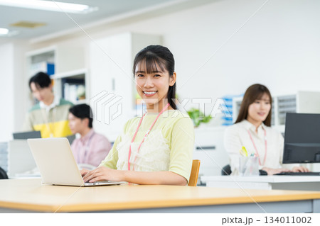 オフィスで働く若い女性 134011002
