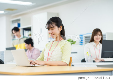 オフィスで働く若い女性 134011003