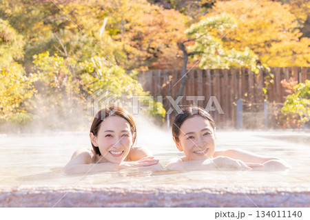露天風呂 ミドル女性 入浴 旅館 温泉イメージ 134011140