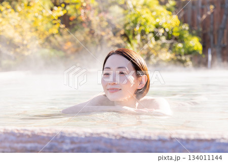 露天風呂 ミドル女性 入浴 旅館 温泉イメージ 134011144