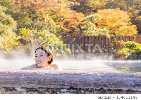 露天風呂 ミドル女性 入浴 旅館 温泉イメージ 134011145