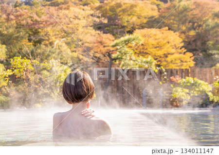 露天風呂 ミドル女性 入浴 旅館 温泉イメージ 134011147