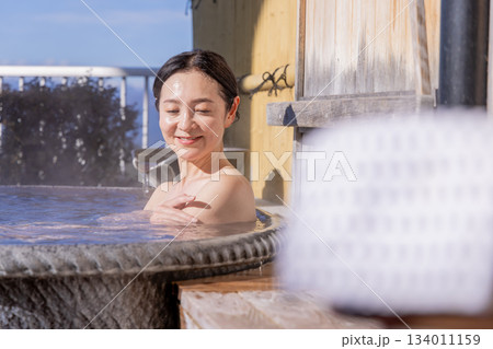 露天風呂 ミドル女性 入浴 旅館 温泉イメージ 露天風呂 ミドル女性 入浴 旅館 温泉イメージ 134011159