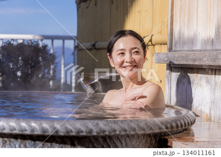 露天風呂 ミドル女性 入浴 旅館 温泉イメージ 134011161