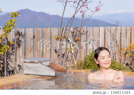 露天風呂 ミドル女性 入浴 旅館 温泉イメージ 露天風呂 ミドル女性 入浴 旅館 温泉イメージ 134011165