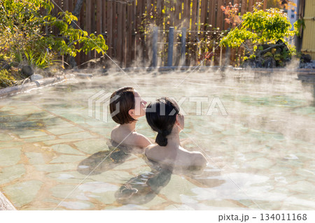 露天風呂 ミドル女性 入浴 旅館 温泉イメージ 134011168