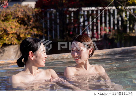 露天風呂 ミドル女性 入浴 旅館 温泉イメージ 露天風呂 ミドル女性 入浴 旅館 温泉イメージ 134011174