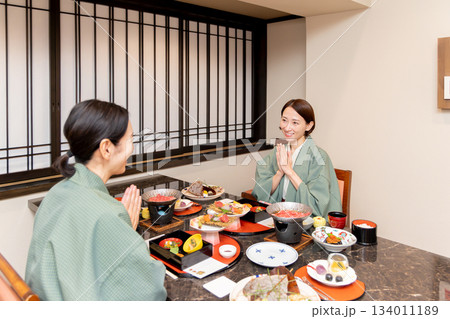 女子旅　温泉旅館　食事シーン 134011189