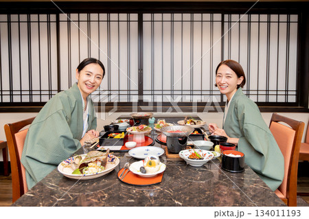 女子旅 温泉旅館 食事シーン 女子旅 温泉旅館 食事シーン 134011193
