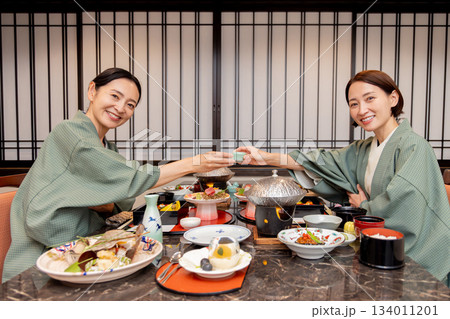 女子旅　温泉旅館　食事シーン 134011201