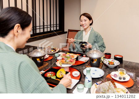 女子旅　温泉旅館　食事シーン 134011202