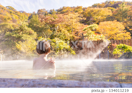 露天風呂 ミドル女性 入浴 旅館 温泉イメージ 134011219