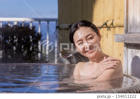 露天風呂 ミドル女性 入浴 旅館 温泉イメージ 134011222