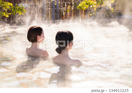 露天風呂 ミドル女性 入浴 旅館 温泉イメージ 134011225