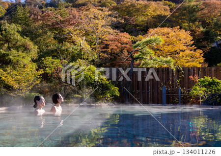 露天風呂 ミドル女性 入浴 旅館 温泉イメージ 134011226