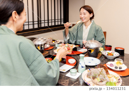女子旅　温泉旅館　食事シーン 134011231