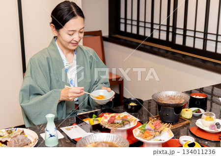 女子旅　温泉旅館　食事シーン 134011236