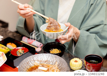 女子旅 温泉旅館 食事シーン 女子旅 温泉旅館 食事シーン 134011240