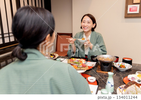 女子旅 温泉旅館 食事シーン 女子旅 温泉旅館 食事シーン 134011244