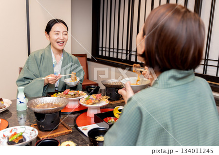 女子旅　温泉旅館　食事シーン 134011245