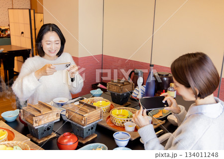 女子旅 温泉旅館 食事シーン 女子旅 温泉旅館 食事シーン 134011248