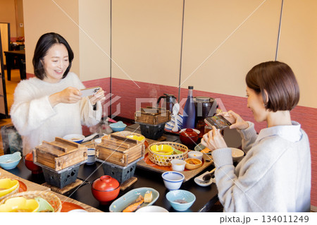 女子旅　温泉旅館　食事シーン 134011249