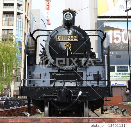 東京港区JR新橋駅のC11形蒸気機関車 134011314