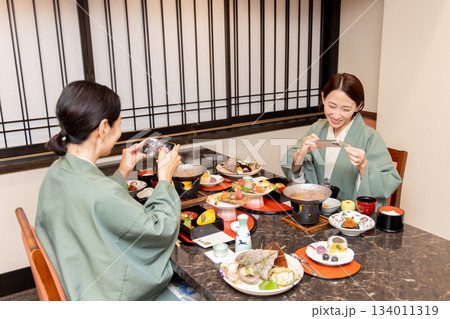 女子旅　温泉旅館　食事シーン 134011319