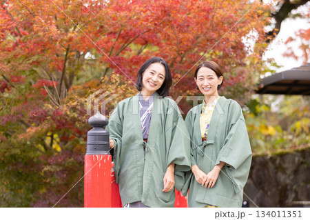 温泉　旅行　女子旅　紅葉 134011351