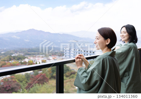 女子旅　温泉旅館　屋外の景色を眺める女性 134011360