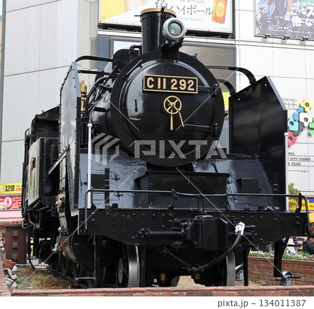 東京港区JR新橋駅のC11形蒸気機関車 134011387