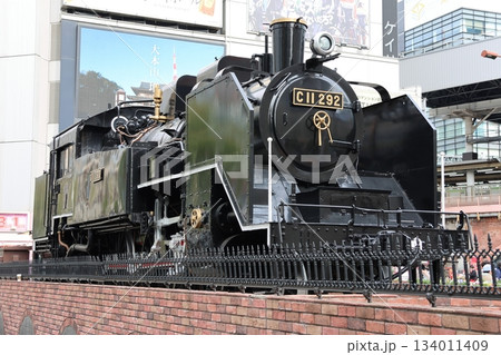 東京港区JR新橋駅のC11形蒸気機関車 134011409