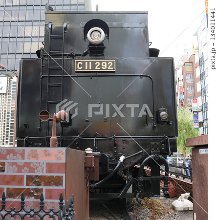 東京港区JR新橋駅のC11形蒸気機関車 134011441