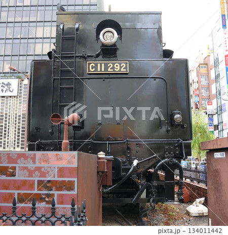東京港区JR新橋駅のC11形蒸気機関車 134011442