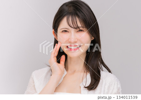 女性　ビューティー 134011539